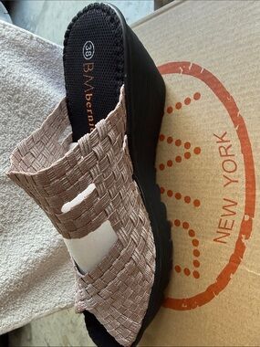 bernie mev. Woven Slide Mule in Taupe with Black Sole